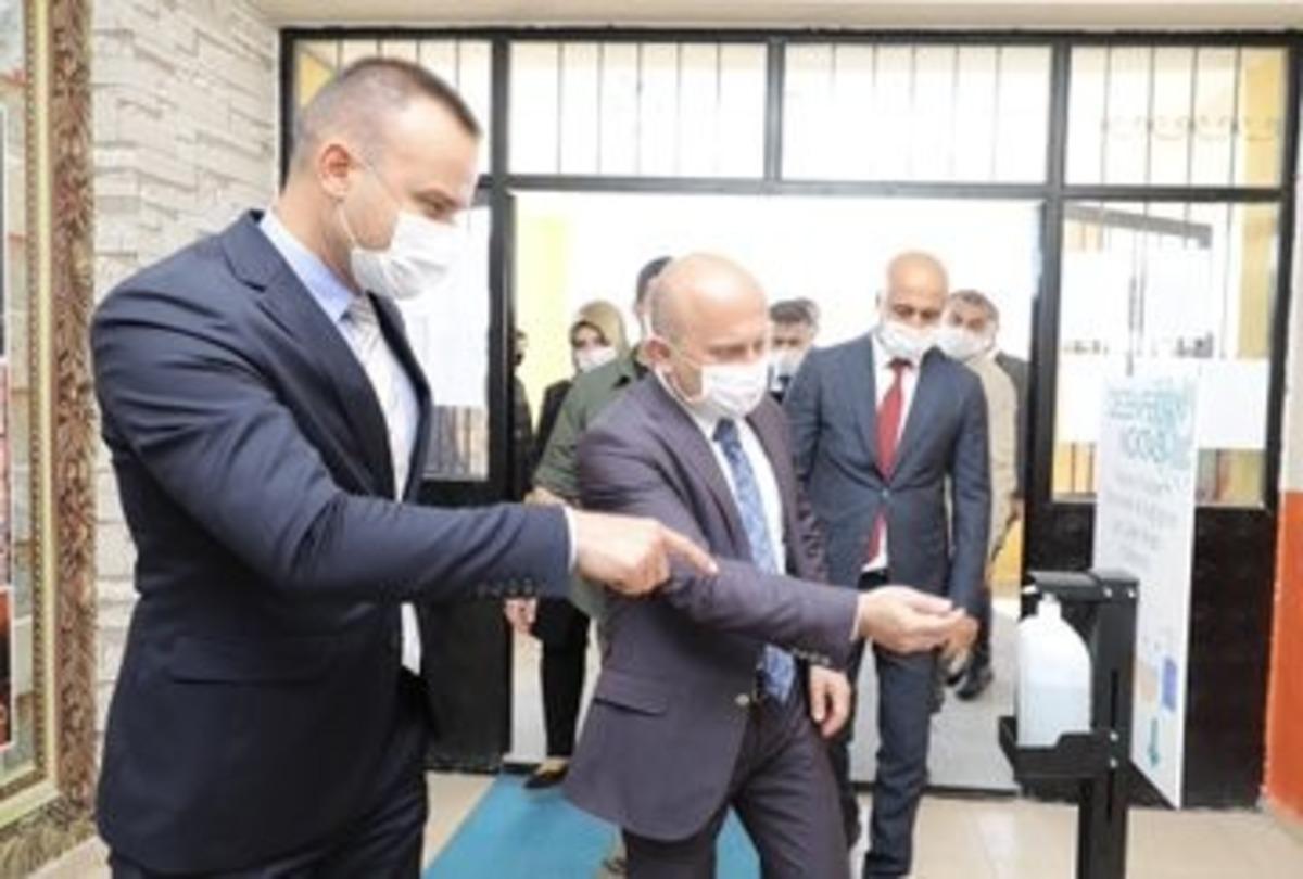 Ağrı Valisi Dr. Varol, &Ouml;ğretmen Anadolu Lisesi&rsquo;ni ziyaret etti