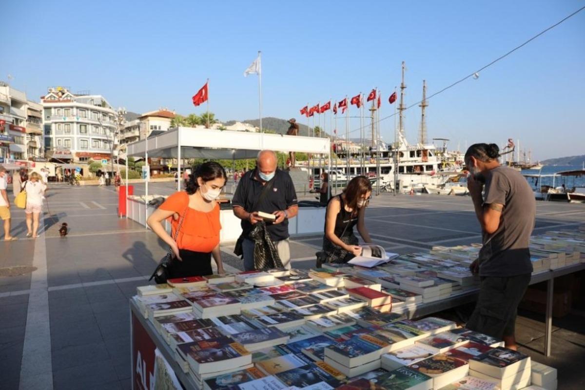 Marmaris&rsquo;te kitapseverler edebiyat&ccedil;ılarla bir araya geliyor