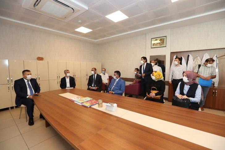 Tahmazoğlu ve Kaymakam Şahin okulları ziyaret etti G2