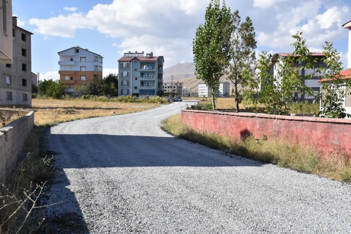 Cumhuriyet ve Kale mahallelerinde yol yenileme &ccedil;alışması