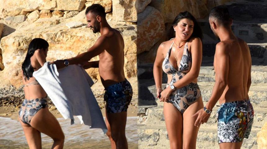 Eski futbolcu Sel&ccedil;uk Şahin, havluyla eşinin denizden &ccedil;ıkmasını beklerken kameralara yakalandı