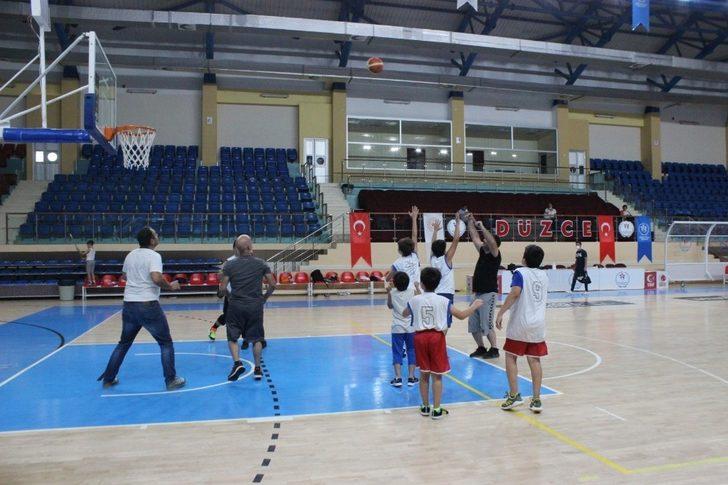 Yazıcı, gençlerle basket oynadı G1