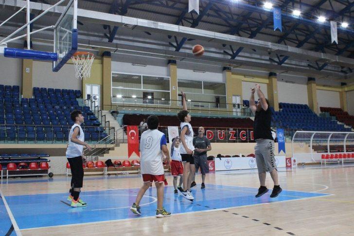 Yazıcı, gençlerle basket oynadı G2