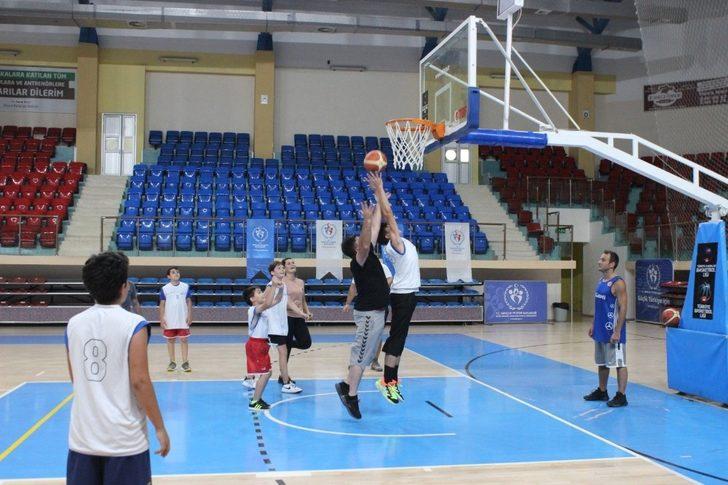 Yazıcı, gençlerle basket oynadı G3