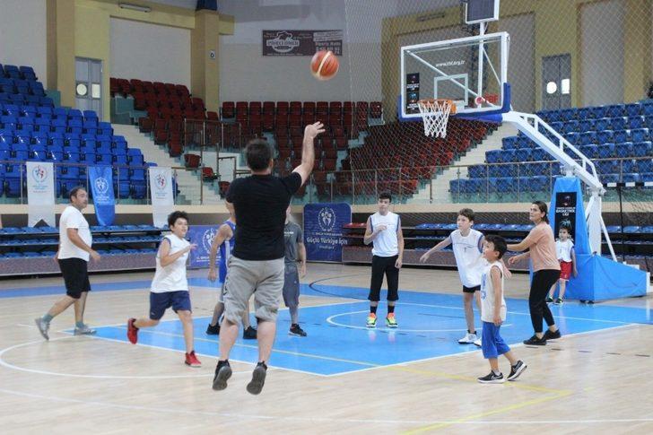Yazıcı, gençlerle basket oynadı G4