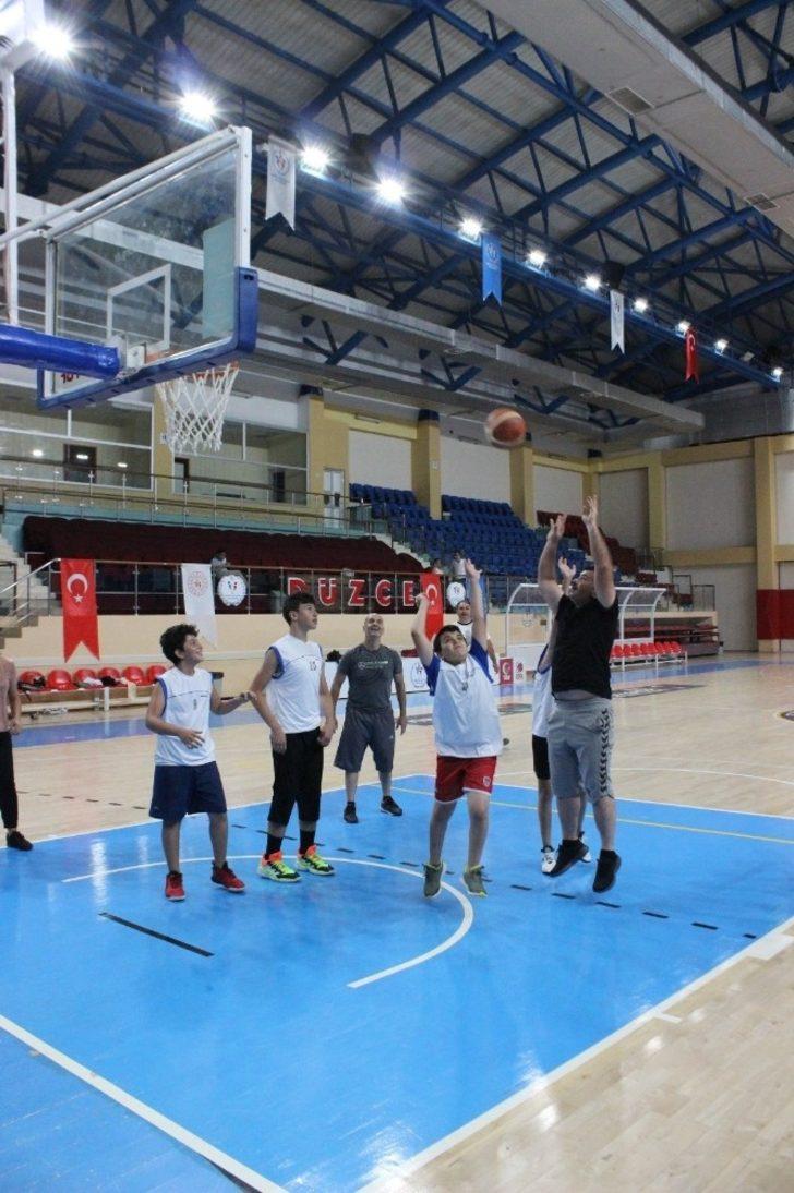 Yazıcı, gençlerle basket oynadı G5