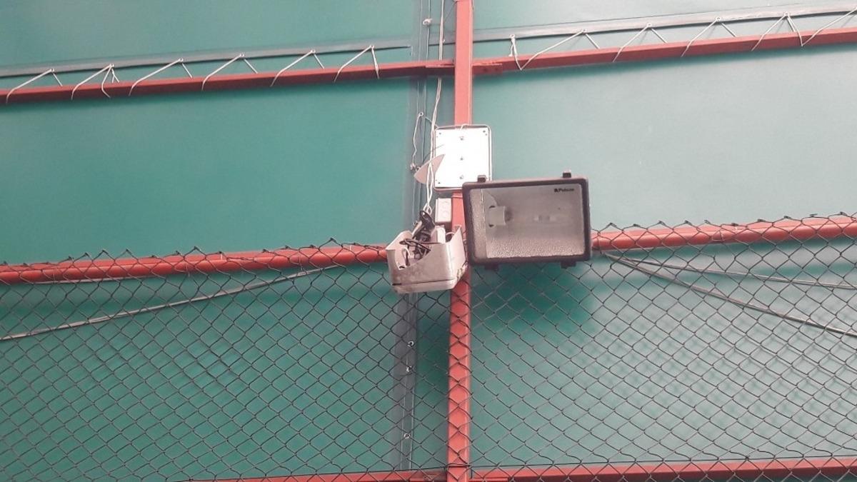 Halı sahanın kameralarını kırıp brandalarını kestiler