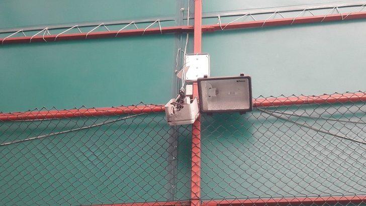 Halı sahanın kameralarını kırıp brandalarını kestiler G1