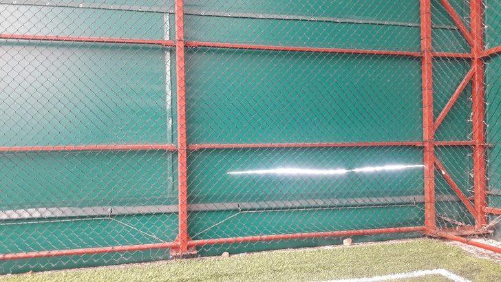 Halı sahanın kameralarını kırıp brandalarını kestiler G2