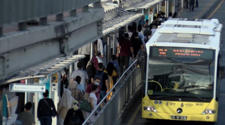 Cevizlibağ metrob&uuml;slerde iş &ccedil;ıkışı yoğunluk