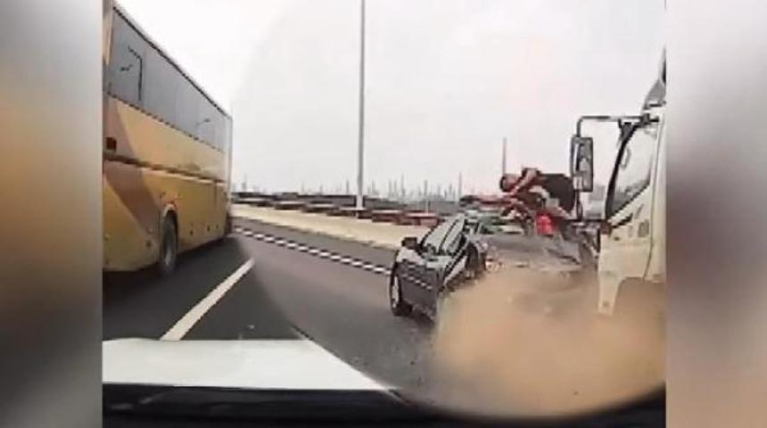 &Ccedil;in&rsquo;de yolda bozulan araca kamyon &ccedil;arptı! S&uuml;r&uuml;c&uuml; aracın tavanına u&ccedil;tu