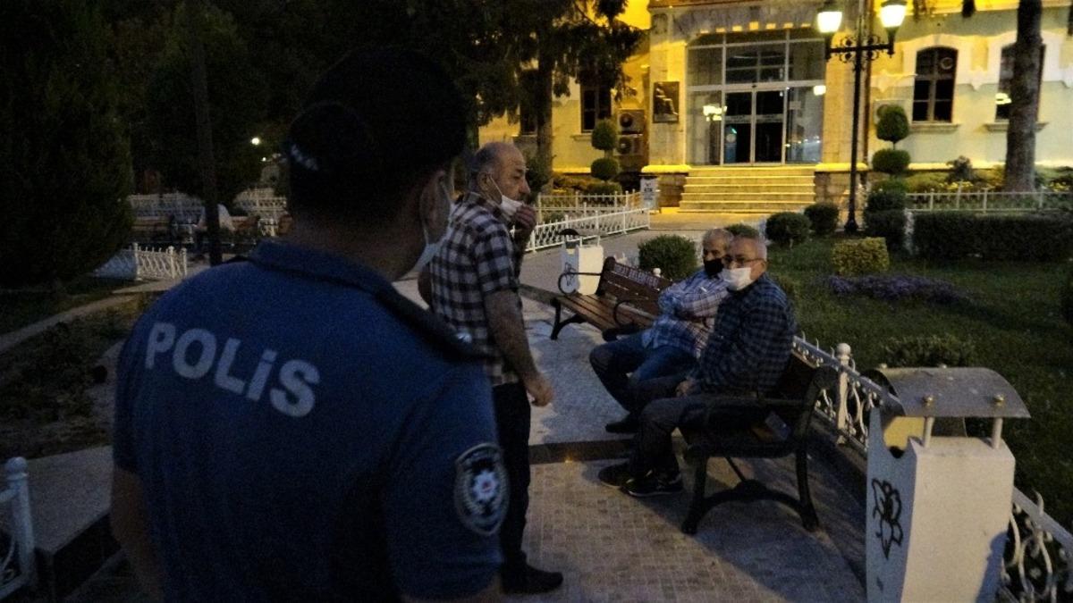 Sokağa &ccedil;ıkma kısıtlamasına uymayanları polis uyardı