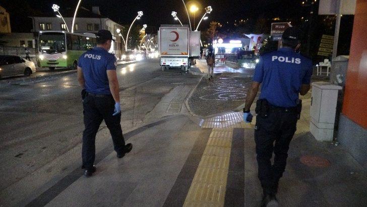 Sokağa çıkma kısıtlamasına uymayanları polis uyardı G5