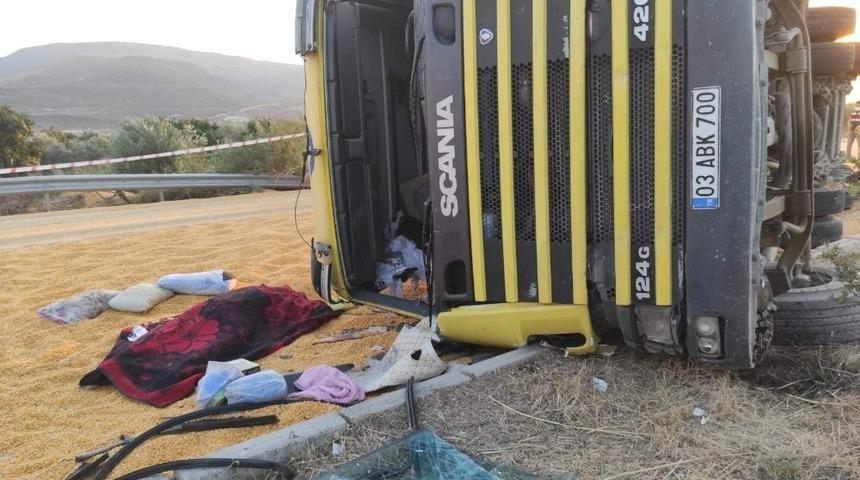 Mısır y&uuml;kl&uuml; &ccedil;ekici devrildi, s&uuml;r&uuml;c&uuml;s&uuml; &ouml;ld&uuml;