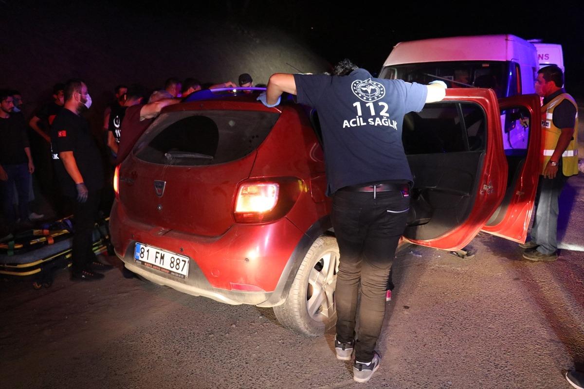 G&Uuml;NCELLEME - D&uuml;zce'de s&uuml;r&uuml;c&uuml;s&uuml; kalp krizi ge&ccedil;iren otomobil minib&uuml;sle &ccedil;arpıştı: 1 &ouml;l&uuml;