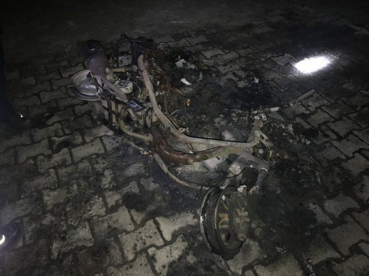 Motosiklet çocuk parkının içinde alev alev yandı G2