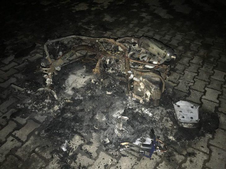 Motosiklet çocuk parkının içinde alev alev yandı G3