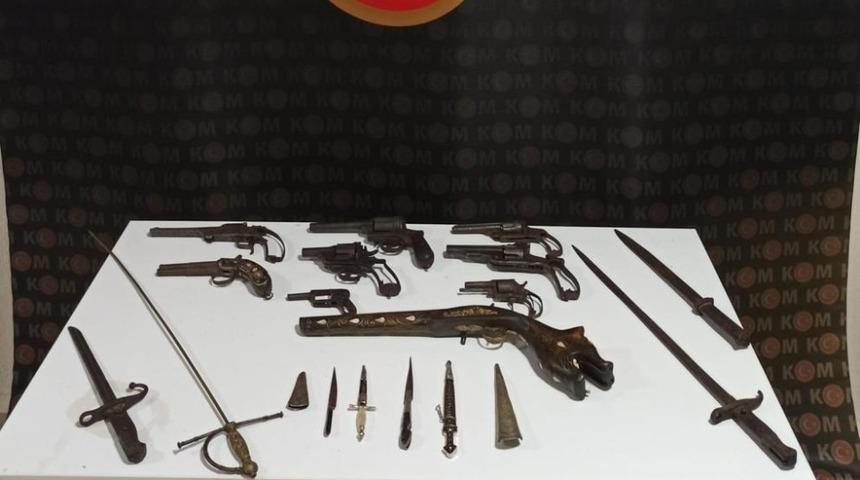 Bayburt&rsquo;ta Osmanlı d&ouml;nemine ait 19 par&ccedil;a tarihi eser silah ele ge&ccedil;irildi