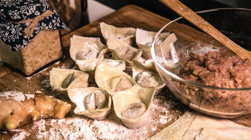 &Uuml;nl&uuml; şef, mantı tarifinin p&uuml;f noktalarını paylaştı! Meğer &ccedil;ok kolaymış...