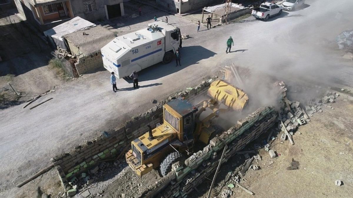 Edremit&rsquo;te ahır yıkımları kararlılıkla s&uuml;r&uuml;yor