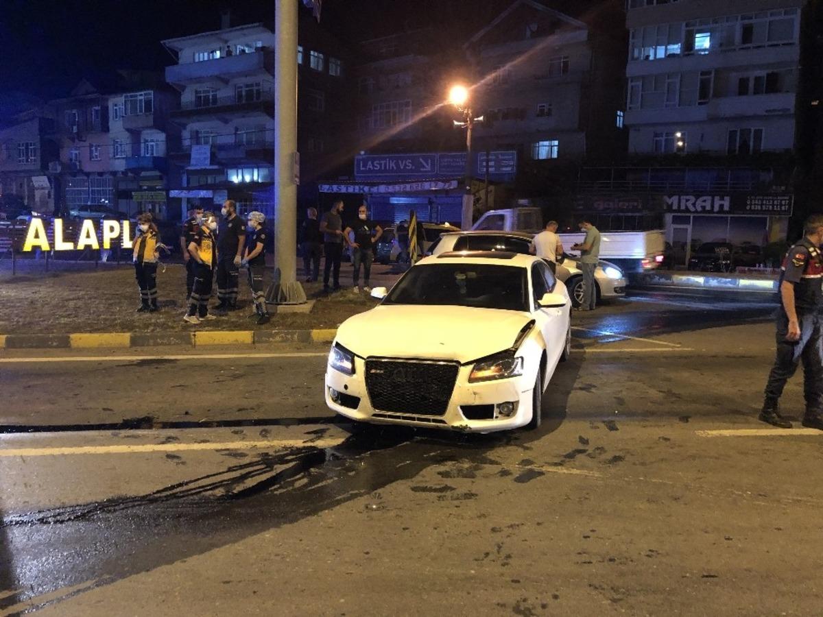 İki aracın &ccedil;arpıştığı kazadan yara almadan kurtuldular