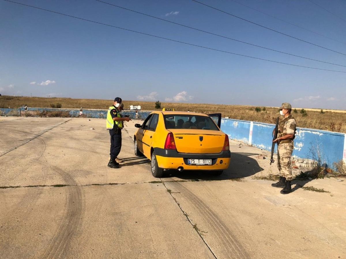 Kars&rsquo;ta kurallara uymayan s&uuml;r&uuml;c&uuml;lere 17 bin lira ceza