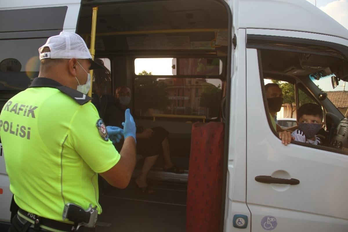 Fethiye&rsquo;de minib&uuml;slere Kovid-19 denetimi ger&ccedil;ekleştirildi