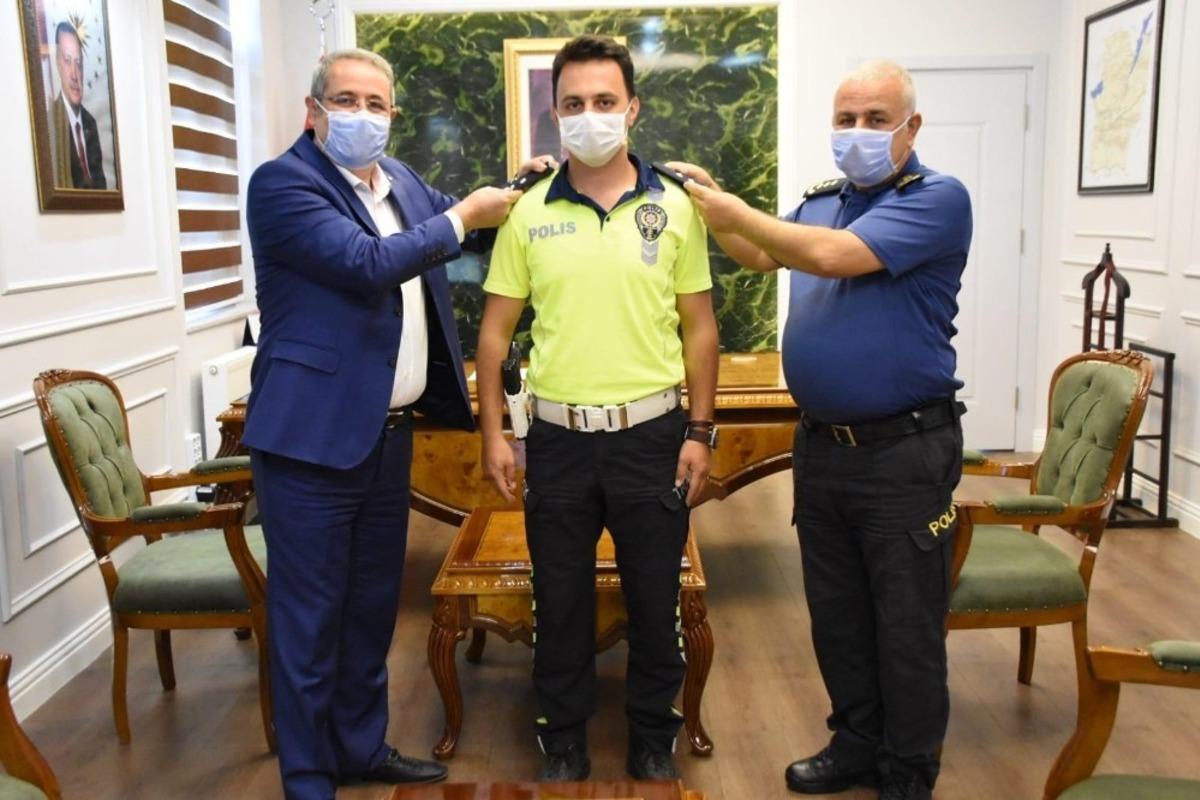 R&uuml;tbesini kaymakam ve emniyet m&uuml;d&uuml;r&uuml; taktı