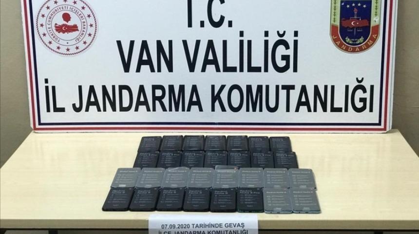 Gevaş’ta 30 adet kaçak cep telefonu ele geçirildi