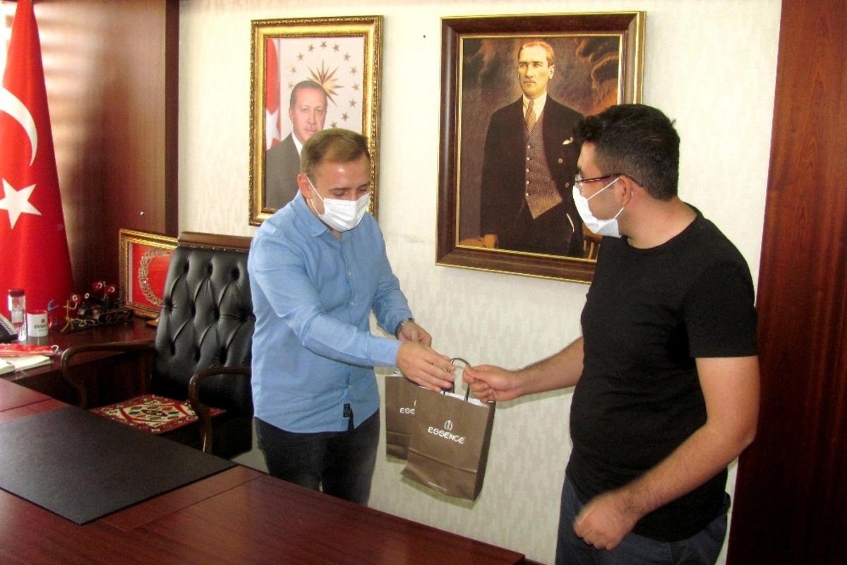 Kaymakam Mutlu&rsquo;dan &uuml;niversiteyi kazanan &ouml;ğrencilere &ouml;d&uuml;l