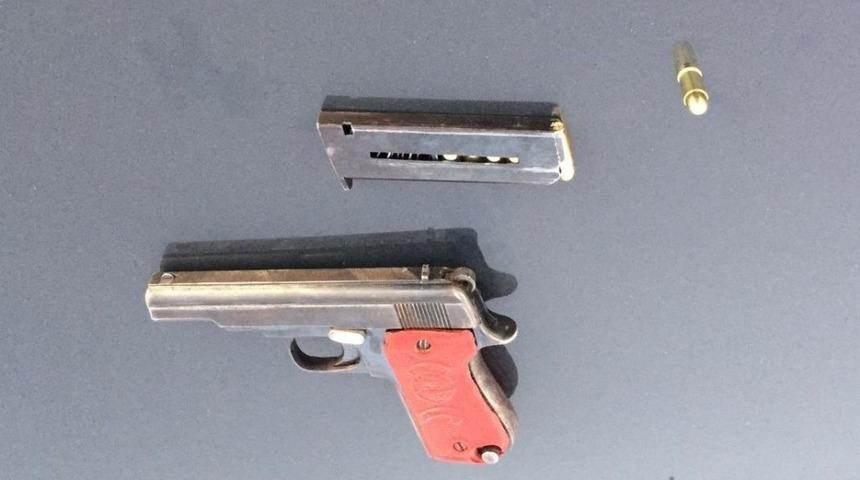 Ş&uuml;pheli şahıstan, ruhsatsız tabanca ele ge&ccedil;irildi