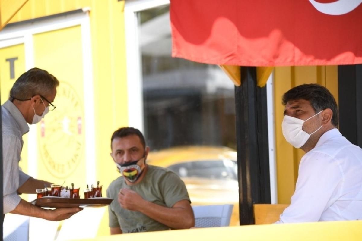 Başkan Kocaman, sosyal medyadan kendisini &ccedil;aya davet eden taksicileri  kırmadı