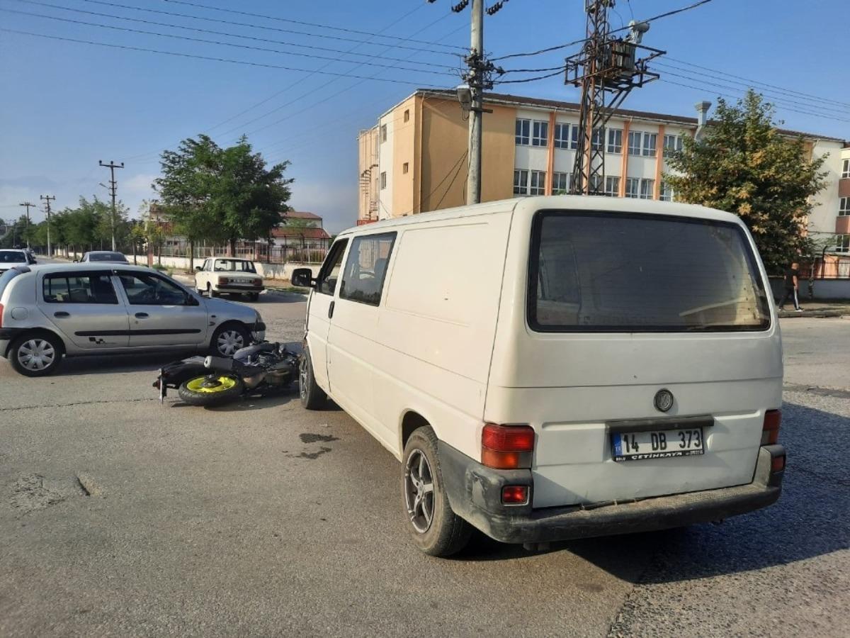 Motosiklet ile minib&uuml;s &ccedil;arpıştı 1 yaralı