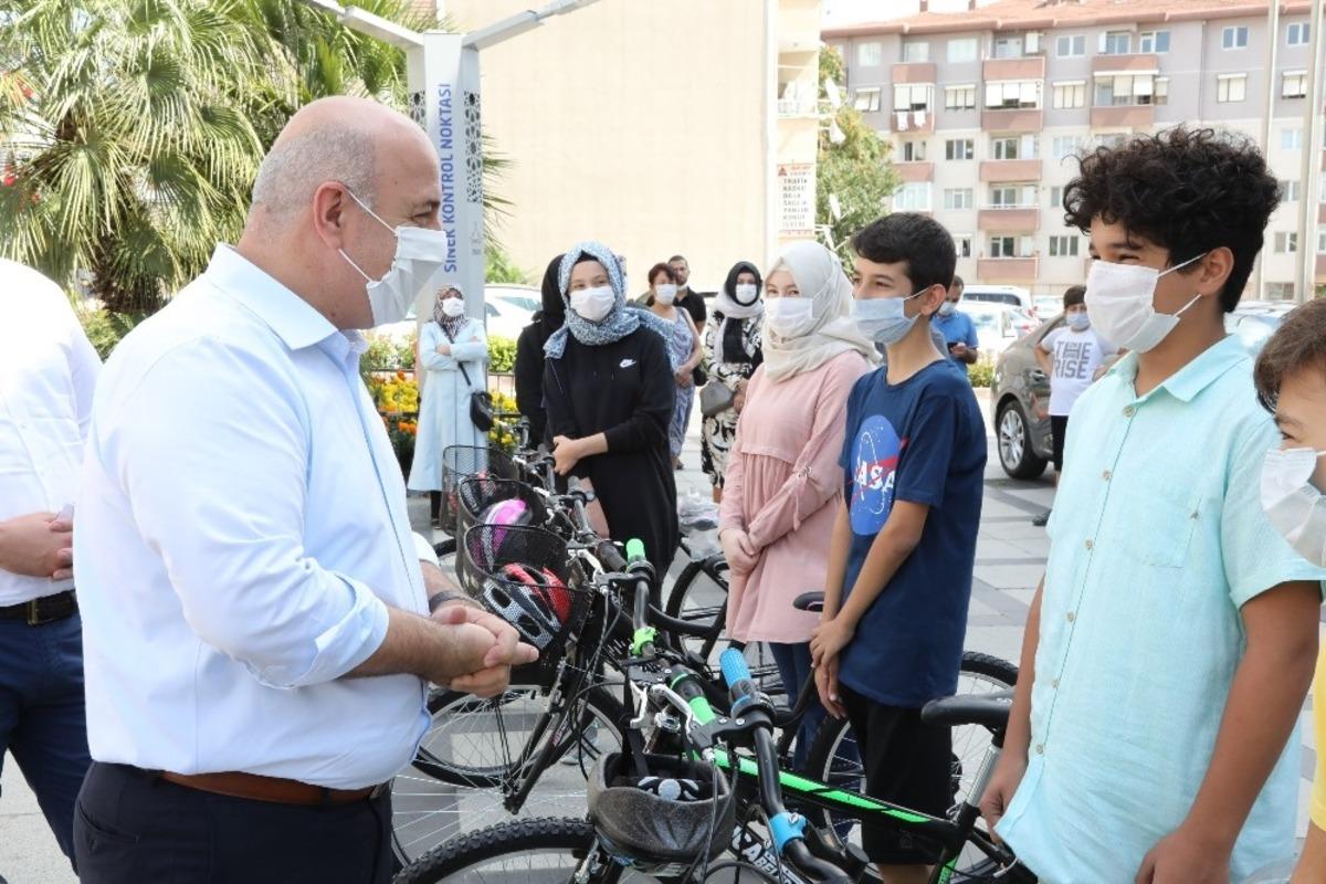 Darıca Belediyesi başarılı &ouml;ğrencileri &ouml;d&uuml;llendirdi