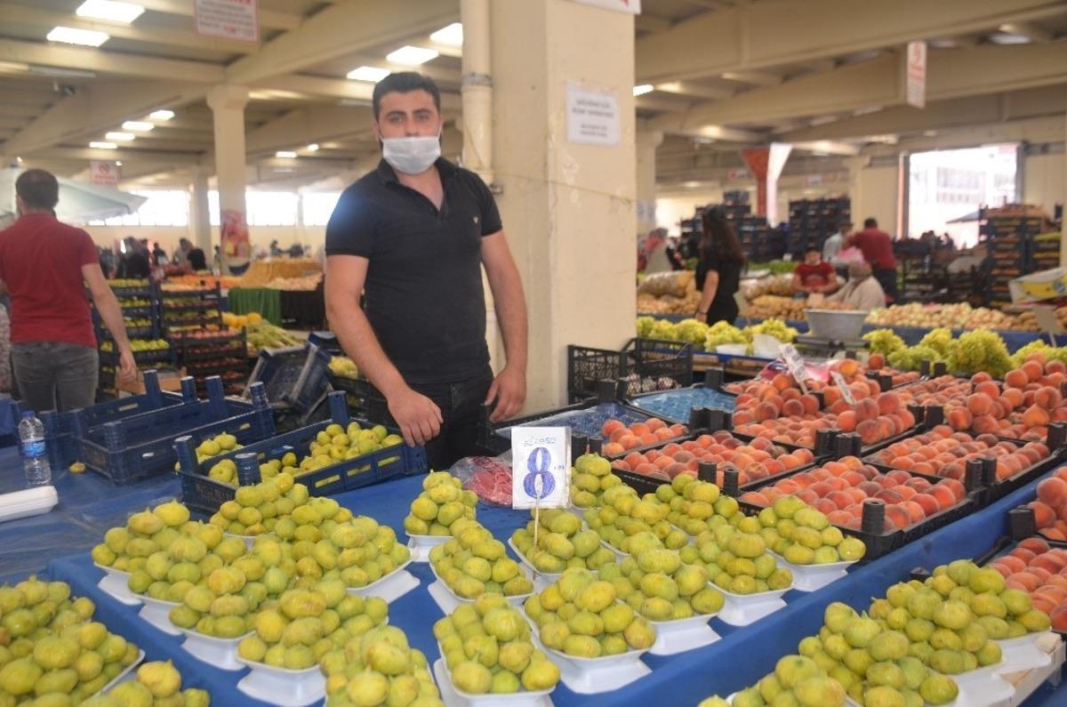 Yaş incir tezgahları s&uuml;sl&uuml;yor