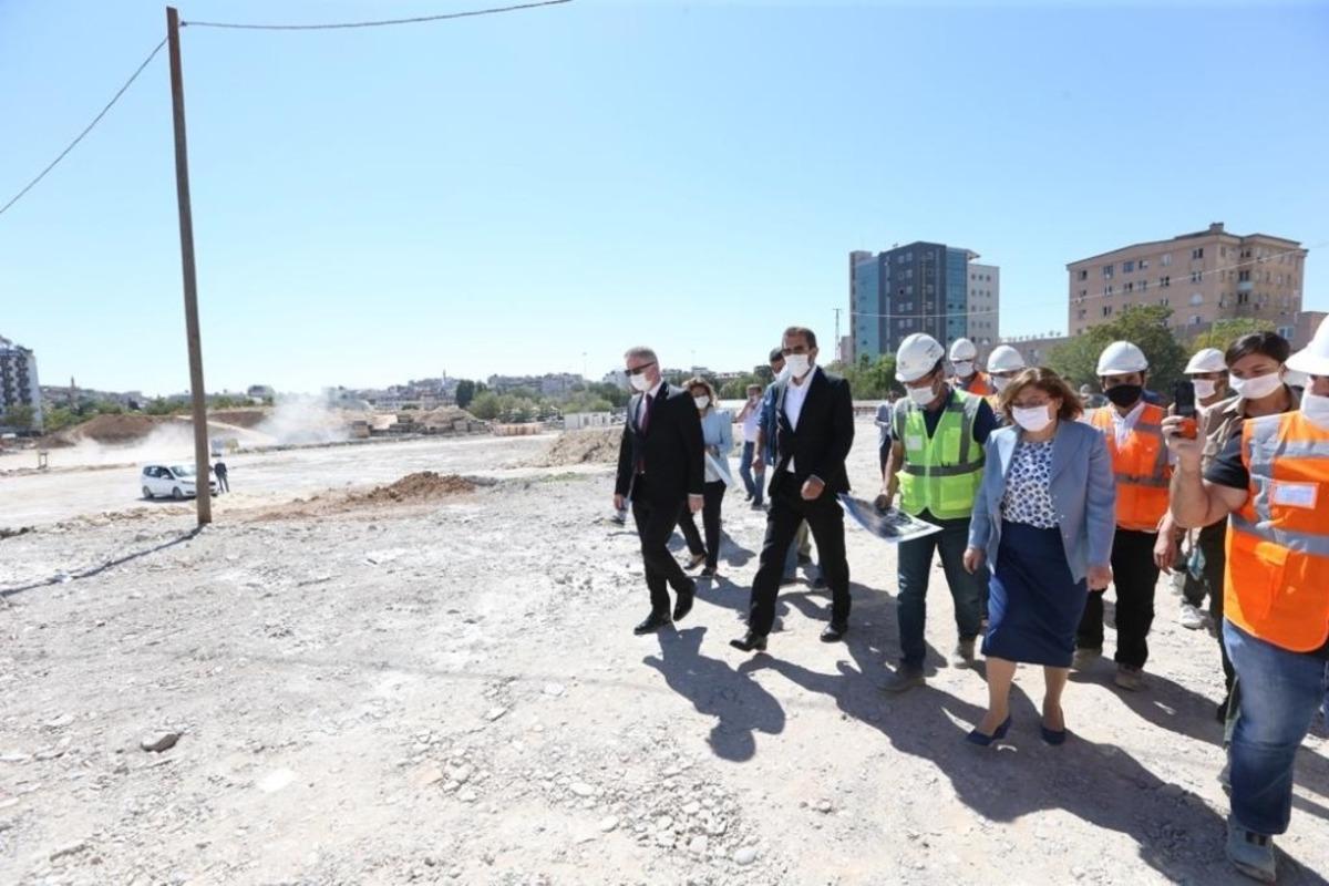Şahin, yapımına devam edilen millet bah&ccedil;esi projesini inceledi