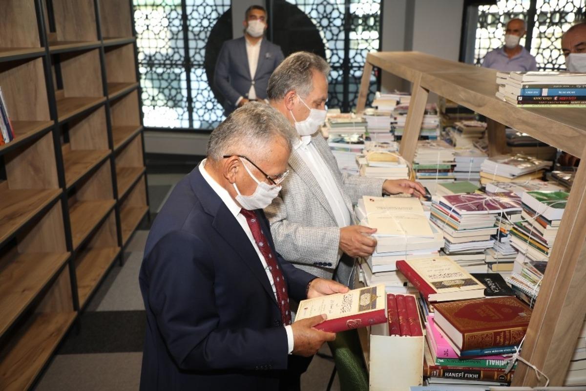 7/24 K&uuml;t&uuml;phanede raflar kitaplarla buluştu