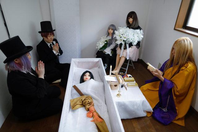 2-japanese-sex-doll-funeral-1