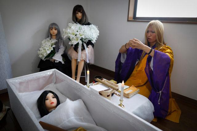 3-japanese-sex-doll-funeral-2