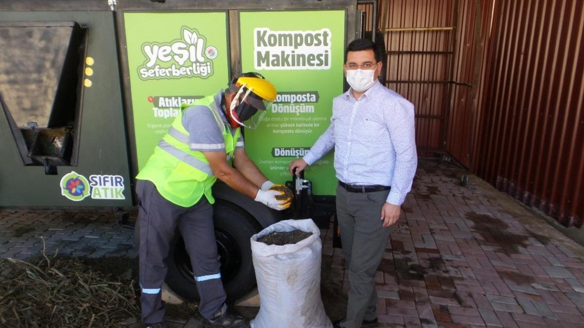 G&uuml;nde 5 ton sera bitki atığı işlenerek elde edilen 1,5 ton organik g&uuml;bre &ccedil;ift&ccedil;iye &uuml;cretsiz veriliyor