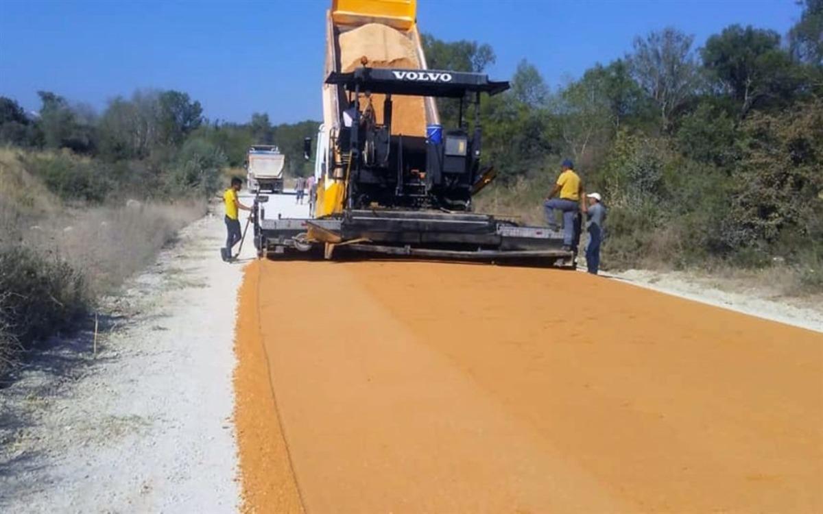 Selim ve Katran k&ouml;y yollarına asfalt &ccedil;alışması