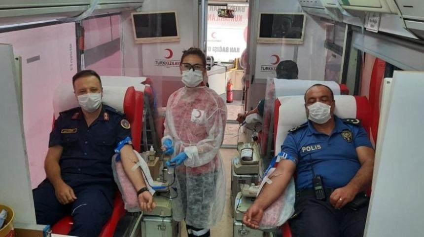 Serik&rsquo;te polis ve jandarmadan kan bağışı