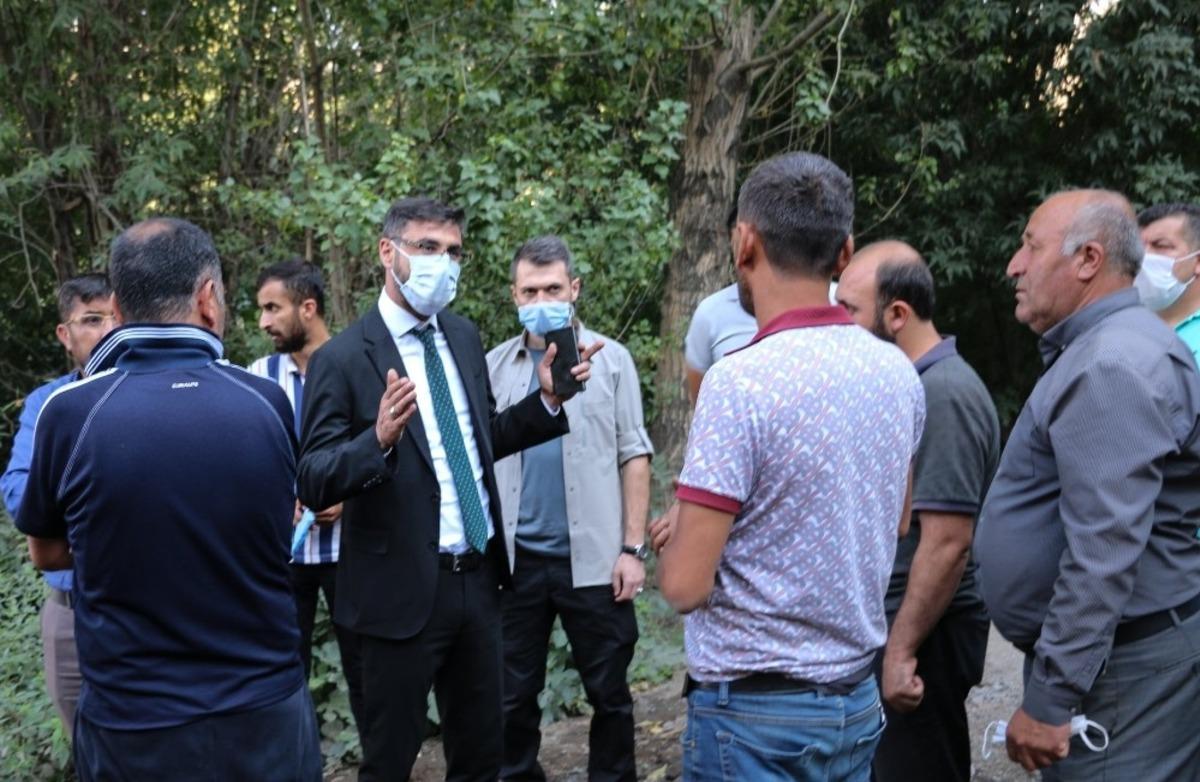 Mahalle mahalle gezerek sorunları dinliyor