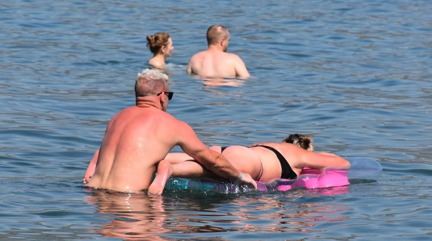 Plajlar dolup taştı! O kentte yaz devam ediyor