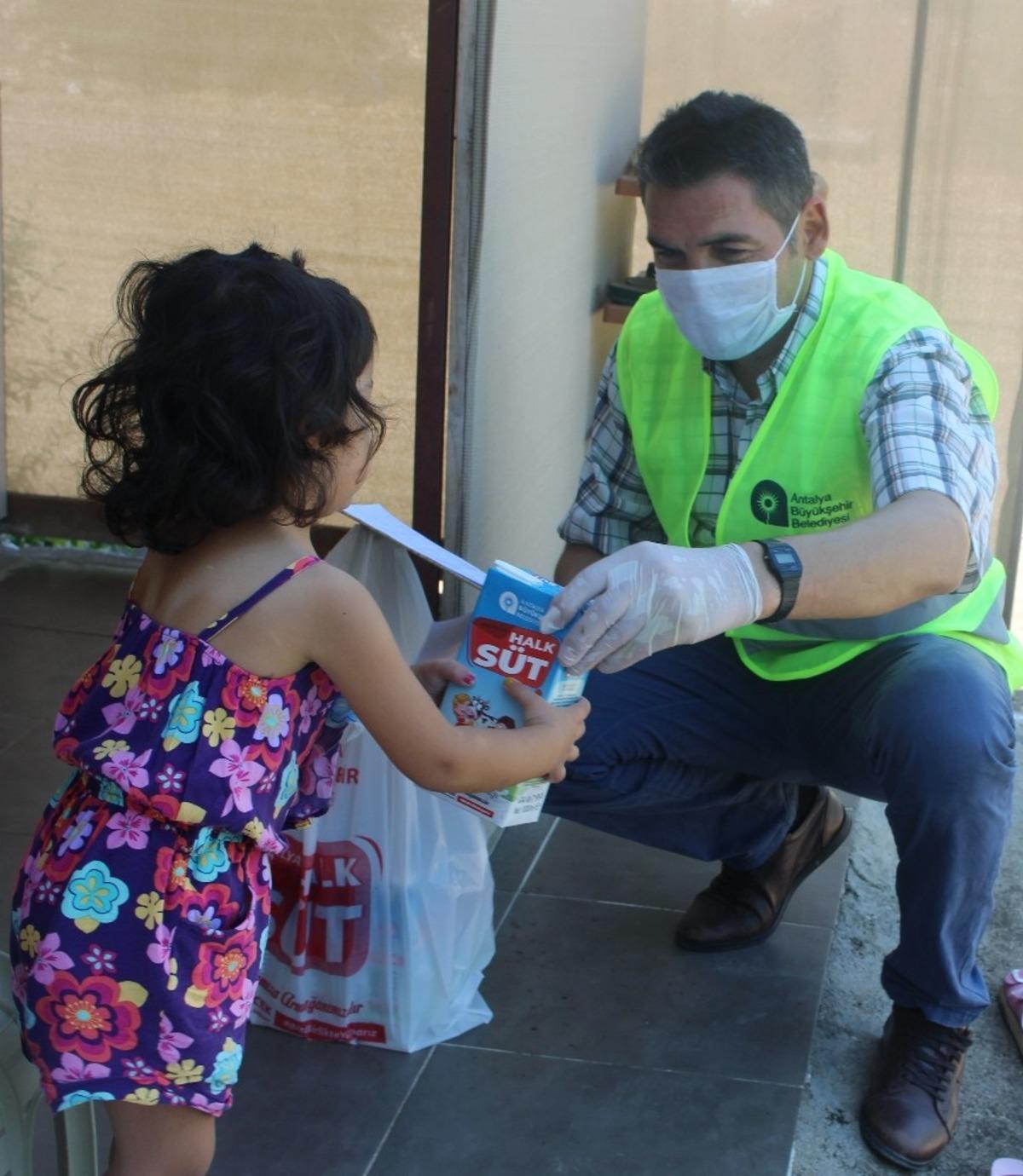 &Ccedil;ocuklara iki ayda 64 bin litre &uuml;cretsiz Halk S&uuml;t dağıtıldı.