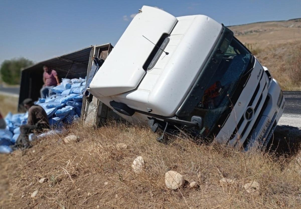 Sungurlu&rsquo;da tohum y&uuml;kl&uuml; tır devrildi