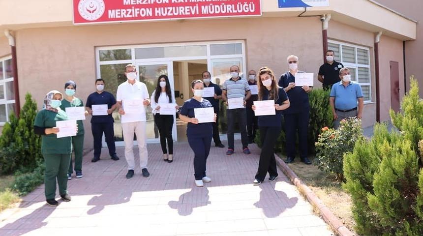 Huzurevi personellerine teşekk&uuml;r belgesi