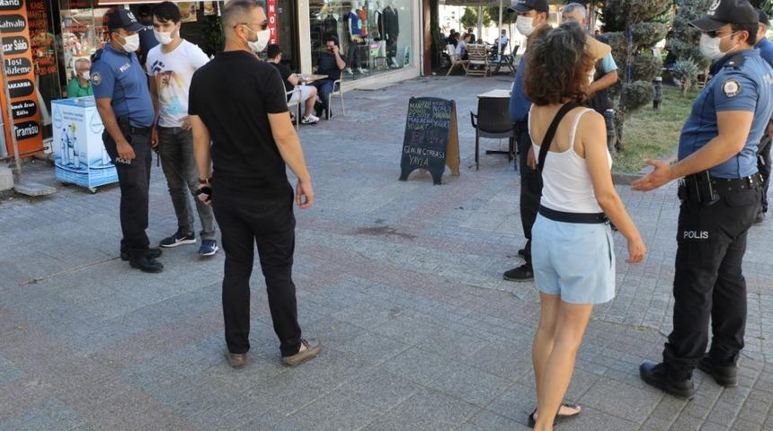 Koronavirüs önlemleri hiçe sayıldı! Polisi gören maskeye sarıldı