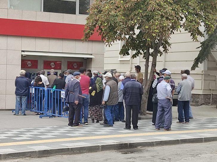 Banka önündeki sosyal mesafe ihlaline polis müdahalesi G1