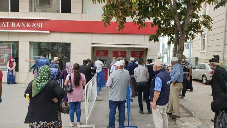 Banka önündeki sosyal mesafe ihlaline polis müdahalesi G2